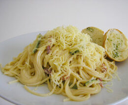 Creamy spaghetti with bacon and courgette