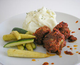 Meatballs with courgettes and babycorn