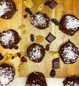 Dark chocolate fruit & nut balls